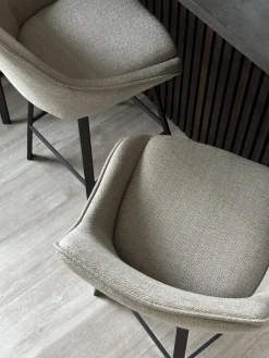 Alison (baarituoli beige kangas/musta metalli pyörivä)
