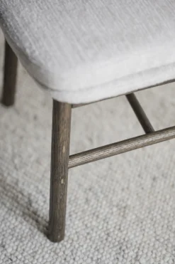 Amesbury (ruokatuoli vaalea beige kangas/ruskea tammi jalat)