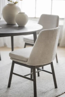 Amesbury (ruokatuoli vaalea beige kangas/ruskea tammi jalat)