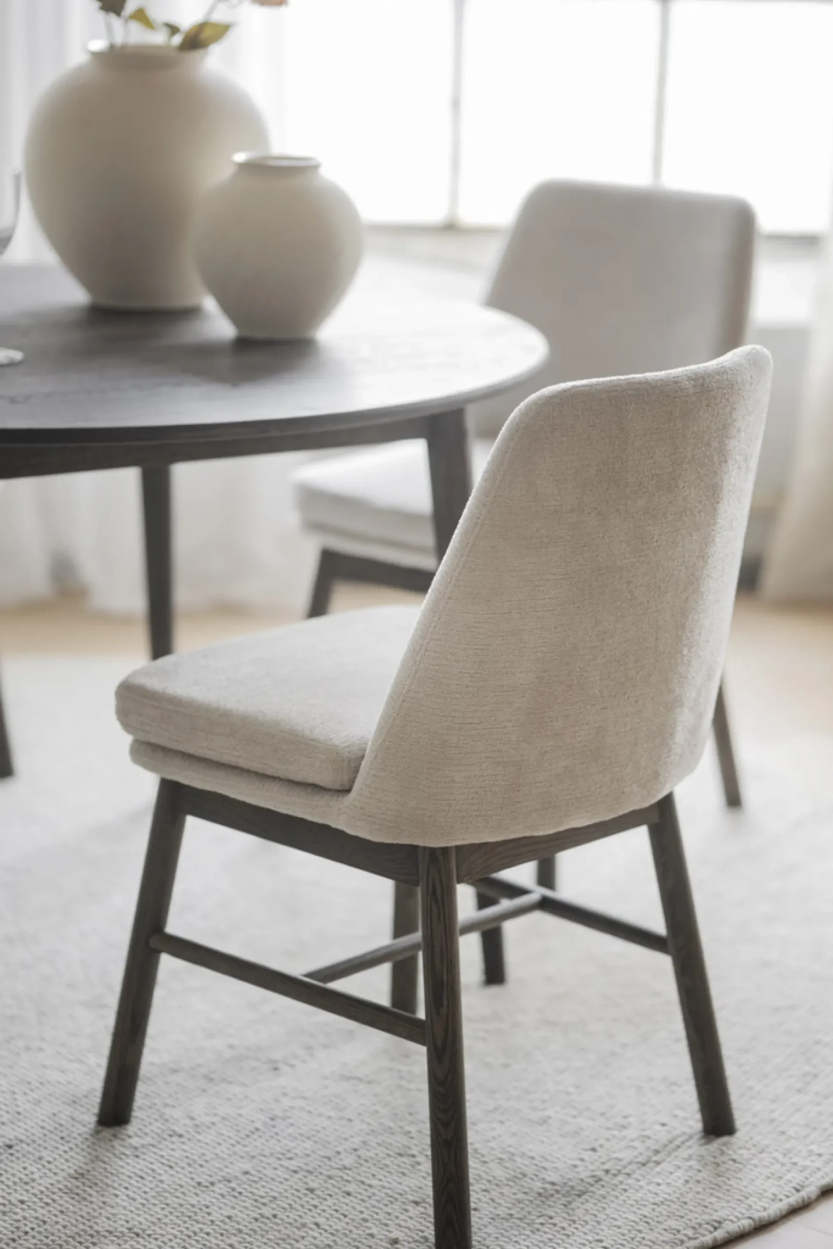Amesbury (ruokatuoli vaalea beige kangas/ruskea tammi jalat)
