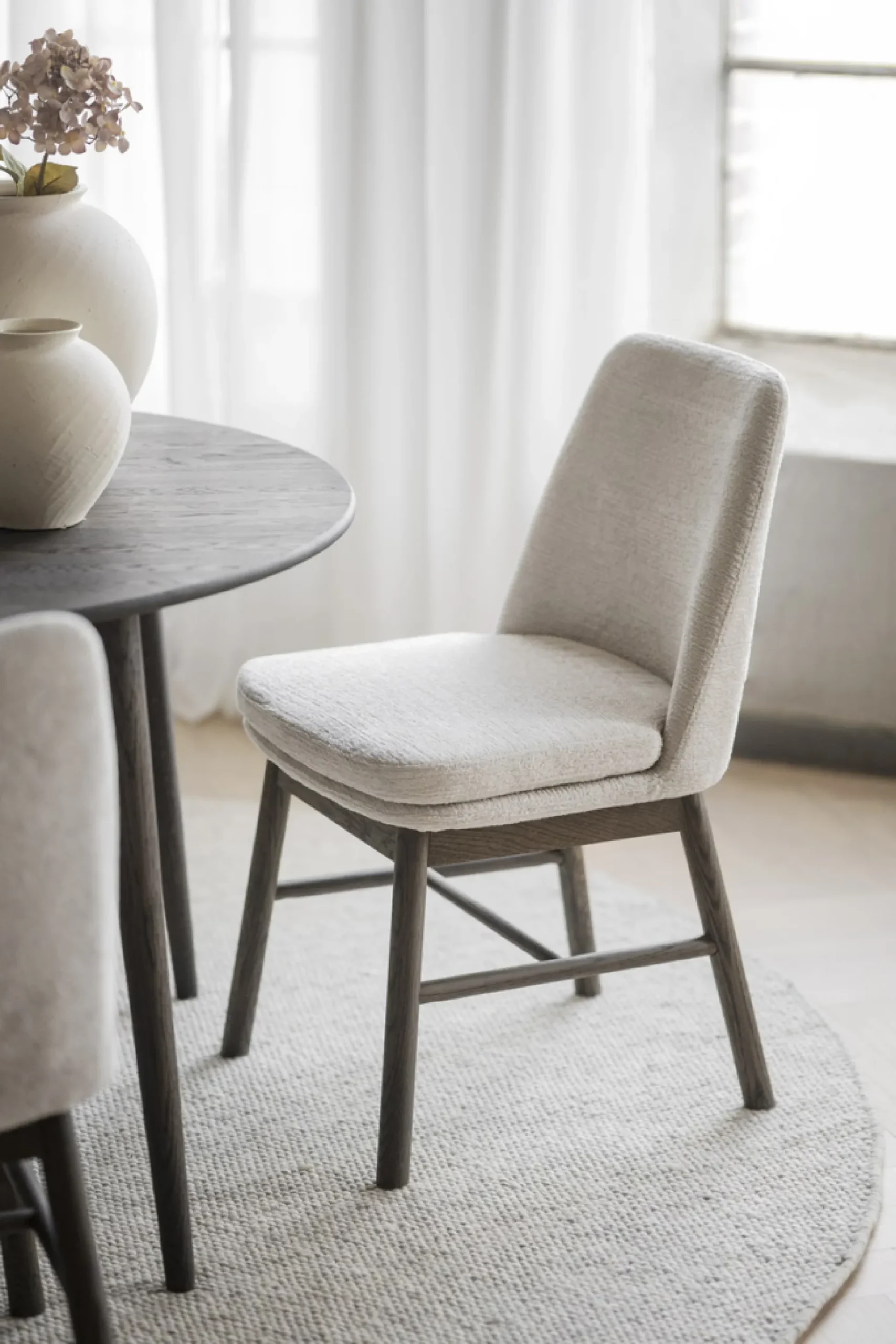 Amesbury (ruokatuoli vaalea beige kangas/ruskea tammi jalat)