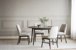 Amesbury (ruokatuoli vaalea beige kangas/ruskea tammi jalat)