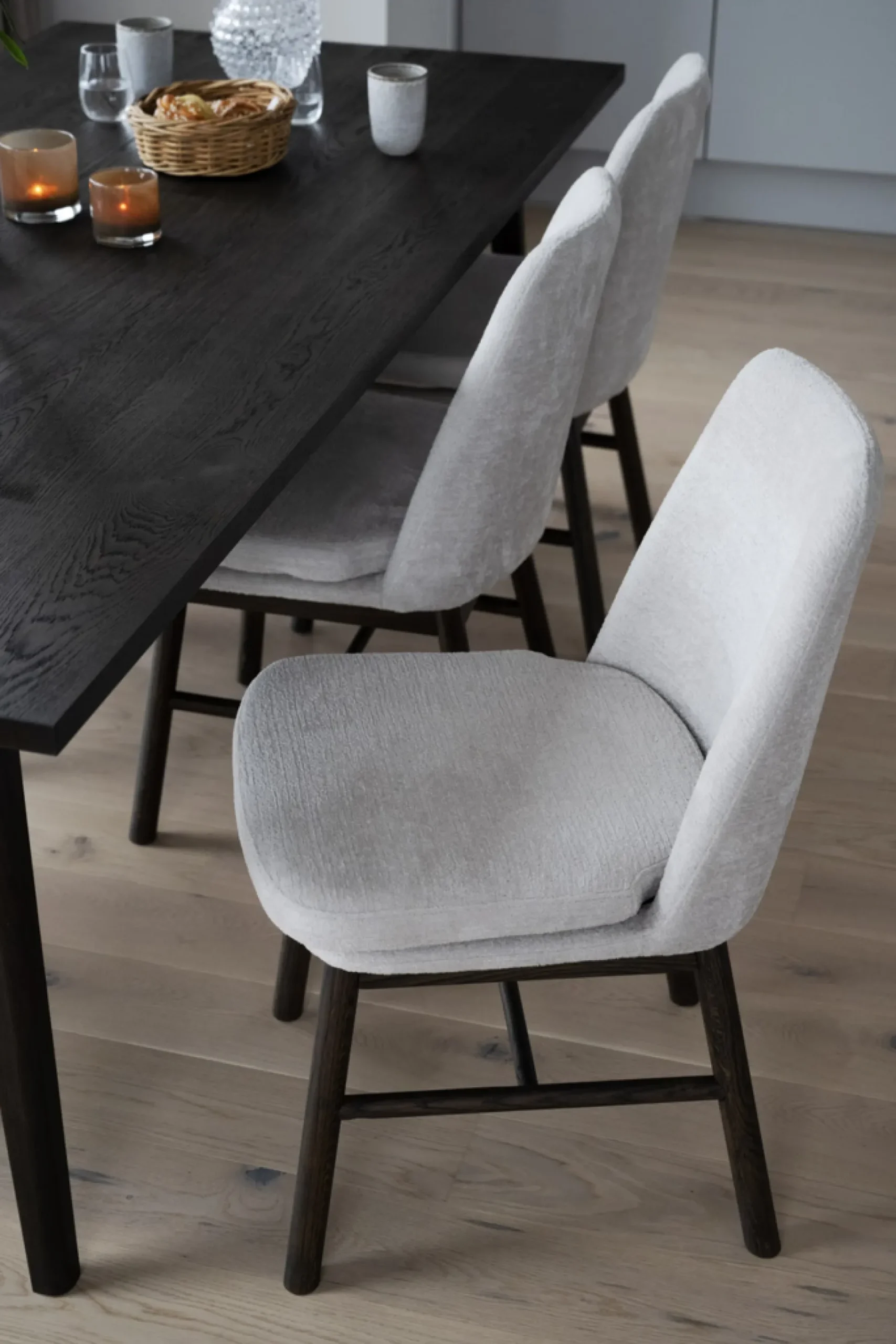 Amesbury (ruokatuoli vaalea beige kangas/ruskea tammi jalat)