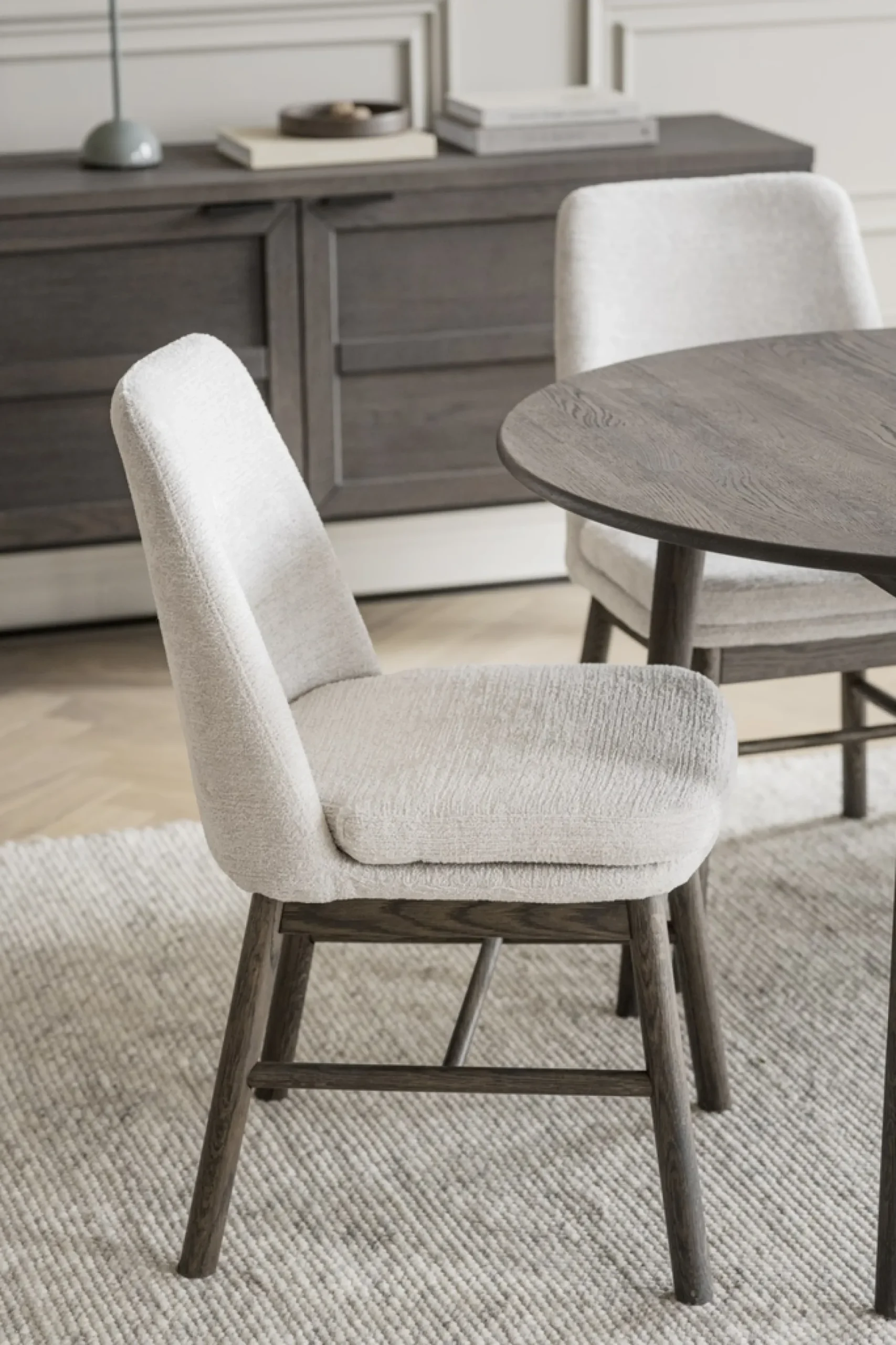 Amesbury (ruokatuoli vaalea beige kangas/ruskea tammi jalat)