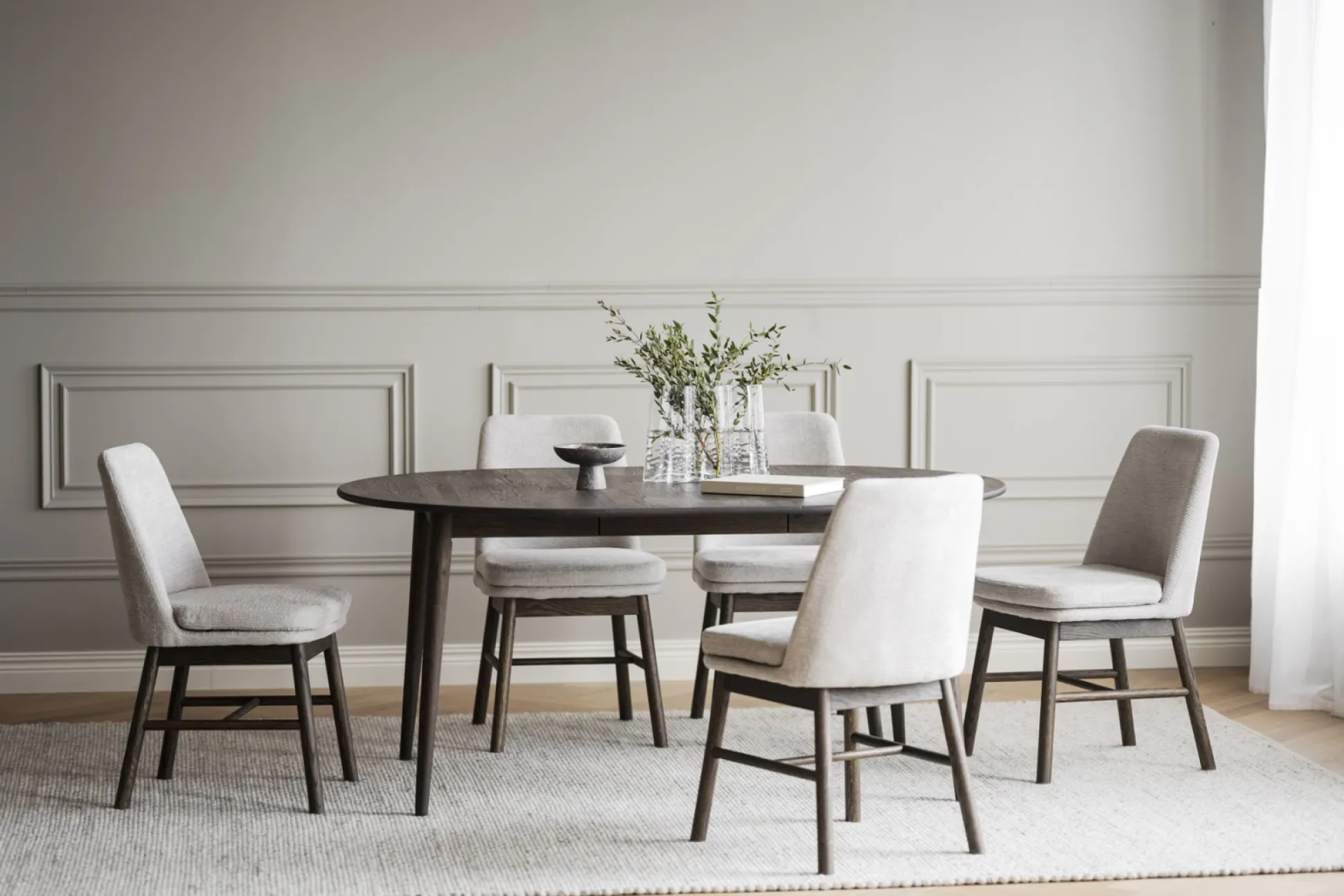 Amesbury (ruokatuoli vaalea beige kangas/ruskea tammi jalat)