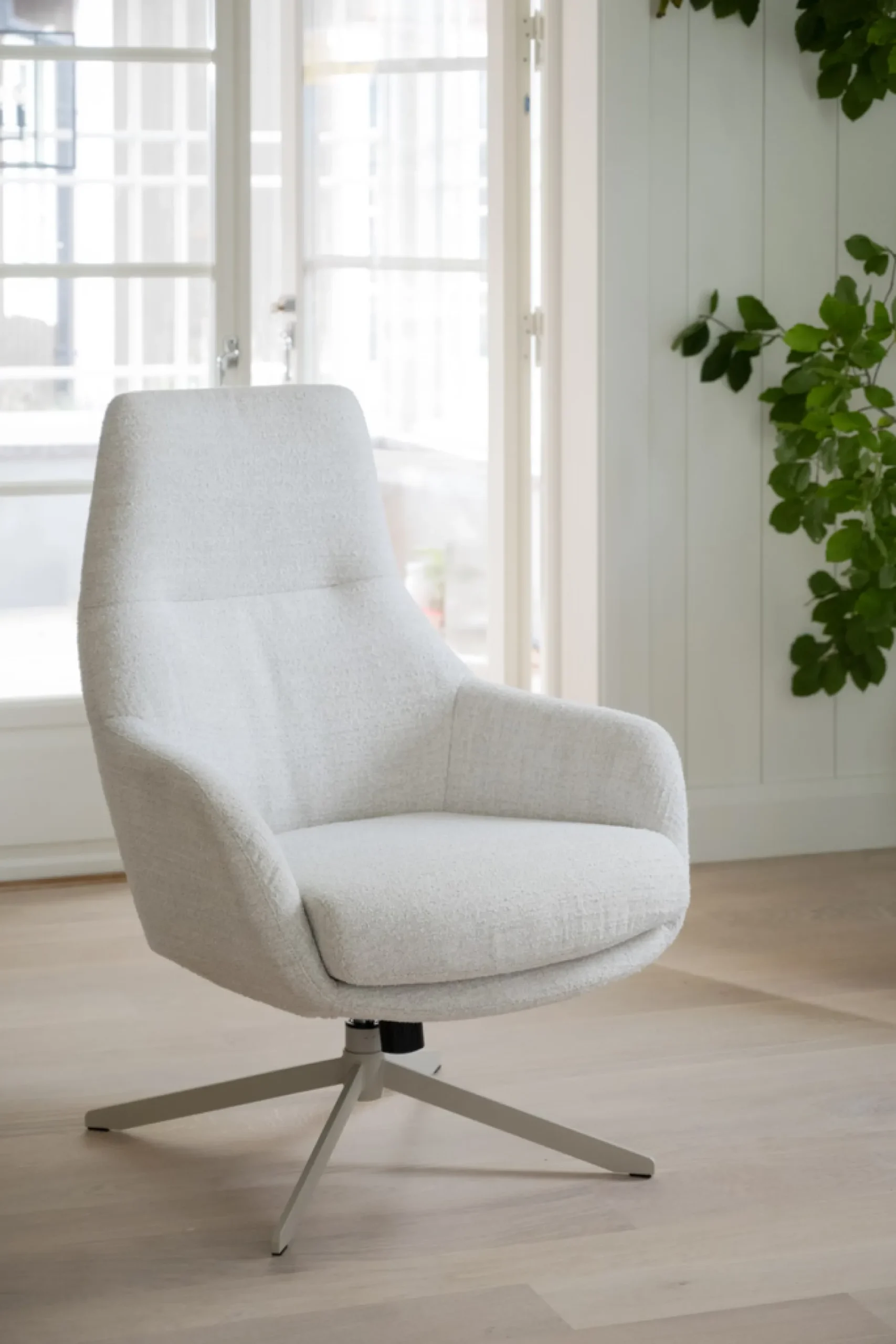Conroe (lepotuoli vaalea beige kangas/beige metalli pyörivä)