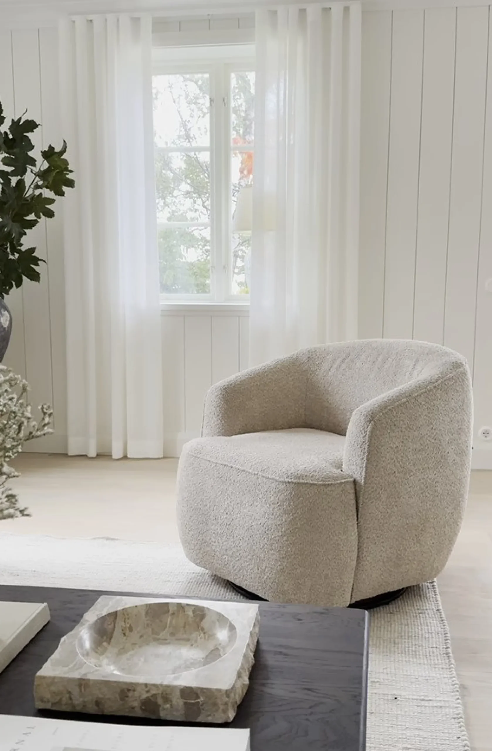 Dermot (lepotuoli, pyörivä+keinuva, vaalea beige kangas anna 2)