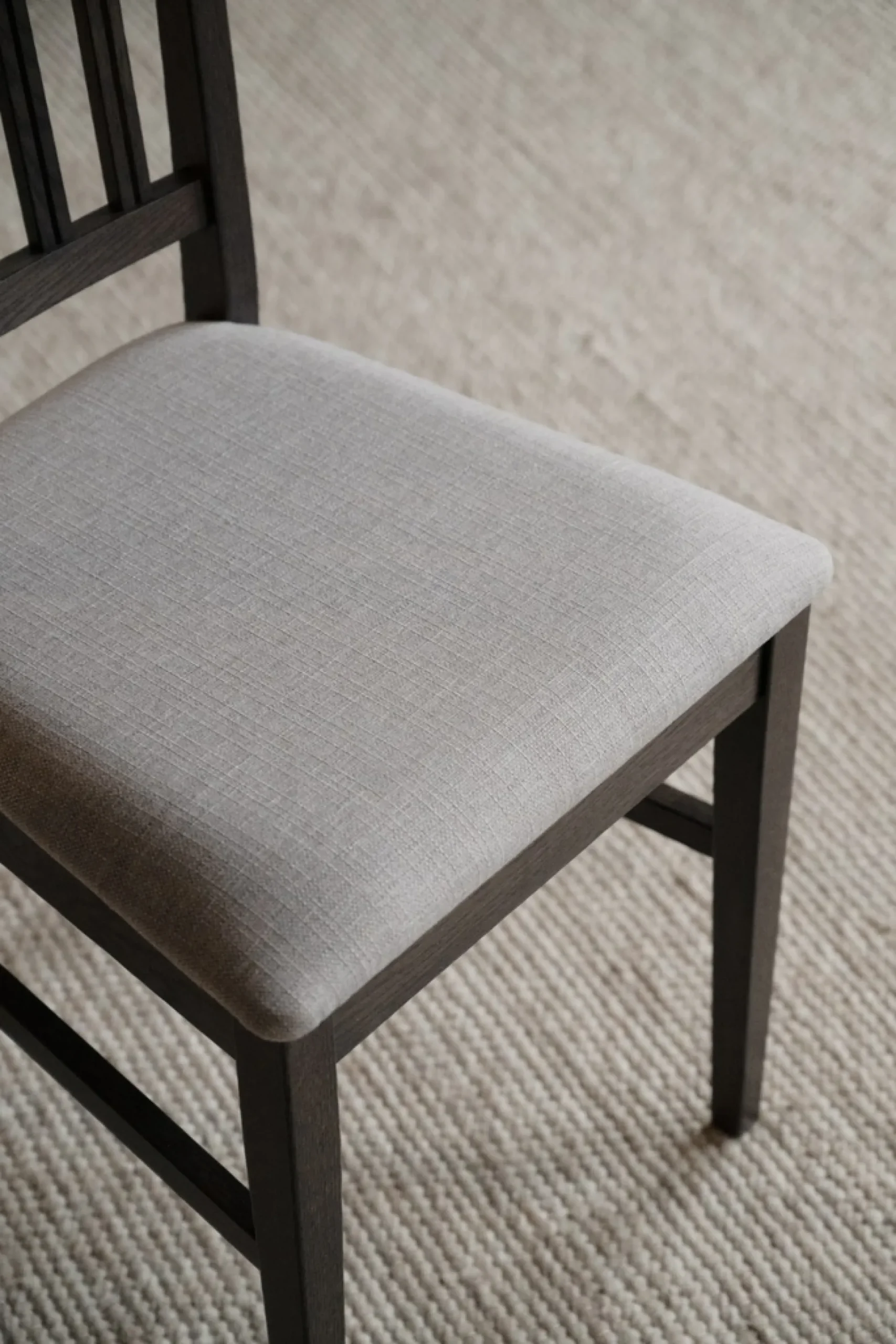 Filippa (ruokatuoli tummanruskea tammi/beige kangas istuin)