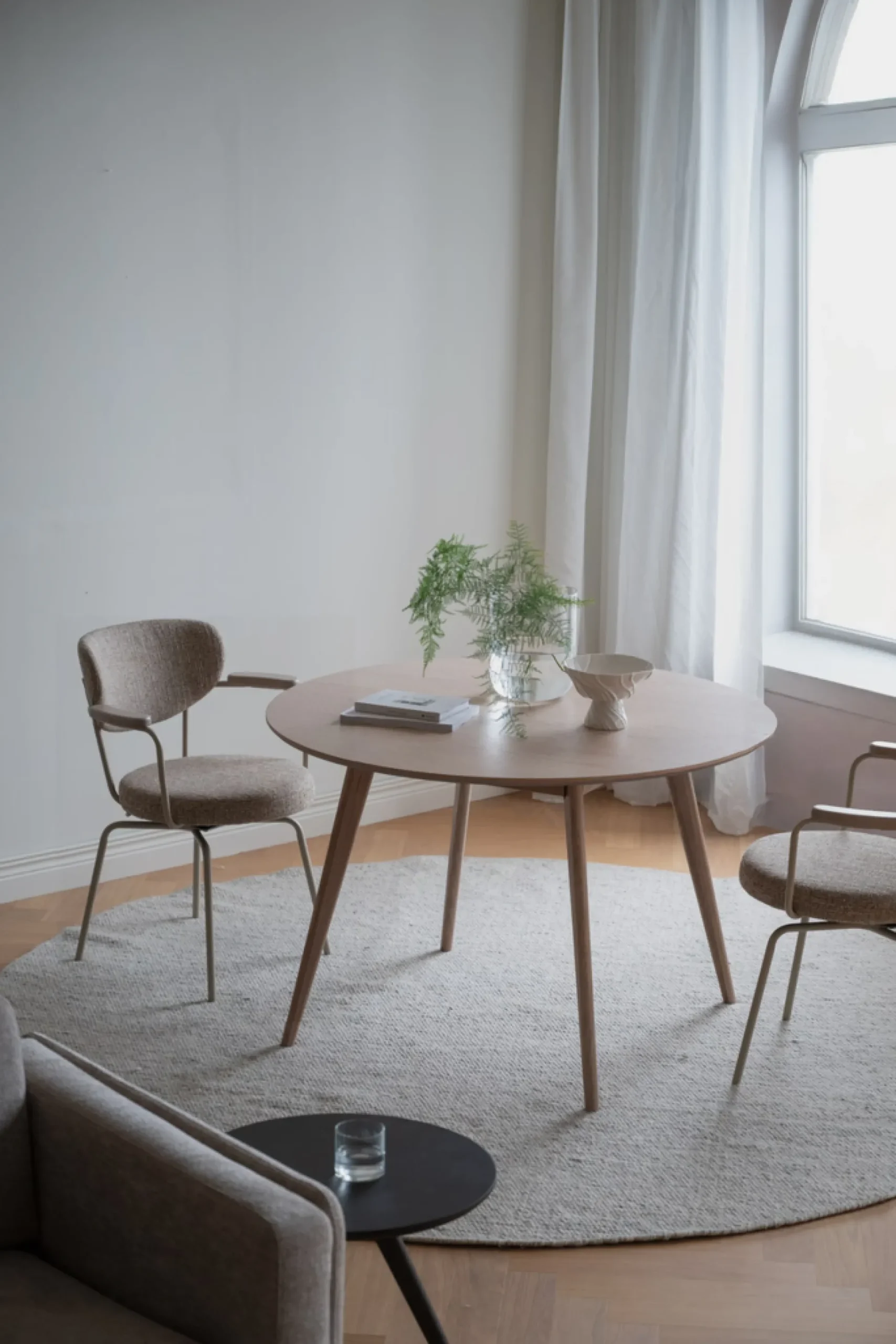 Merrick (ruokatuoli käsinojilla tumma beige kangas/beige metalli pyörivä)