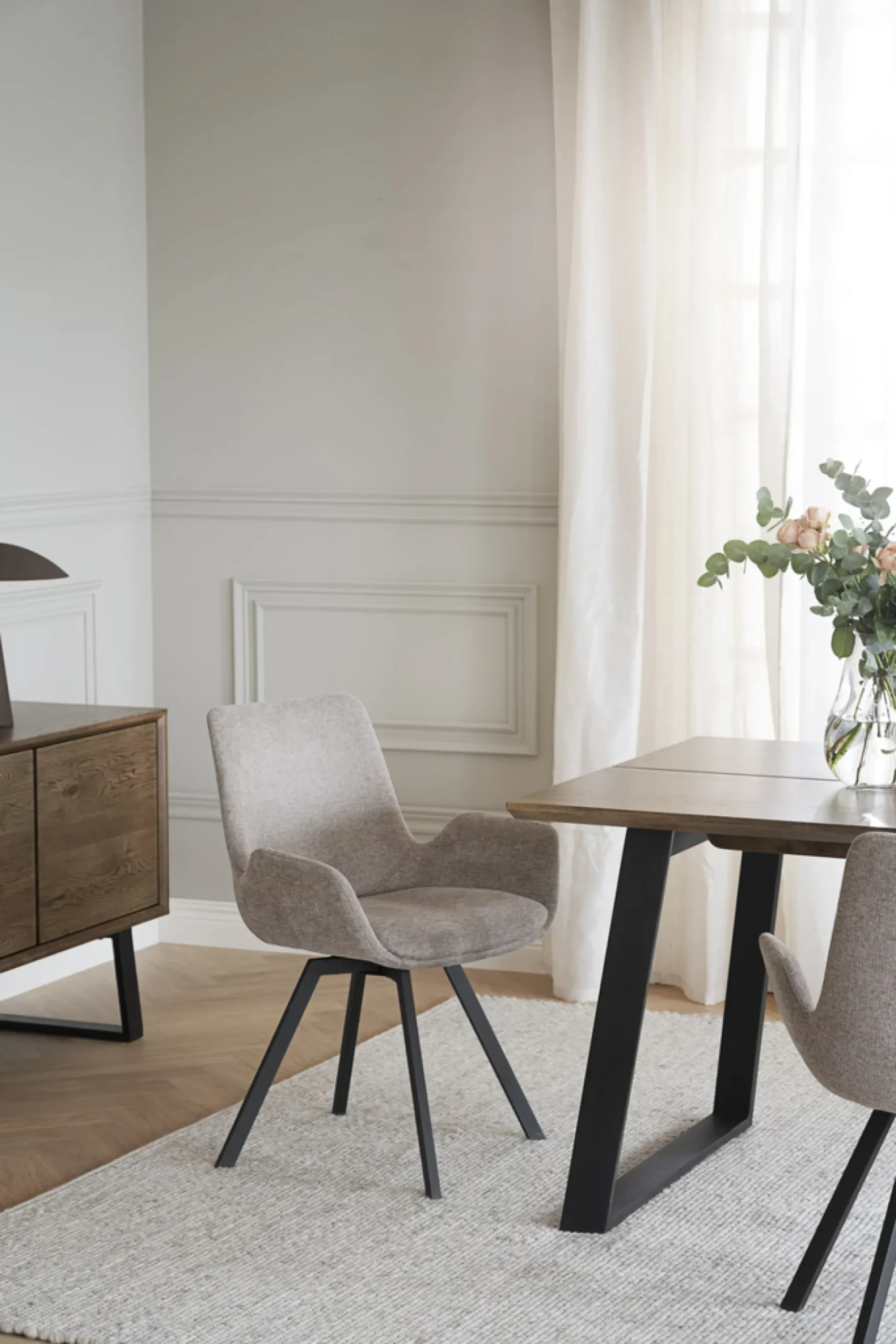 Norwell (ruokatuoli käsinojilla beige kangas/musta metalli pyörivä)