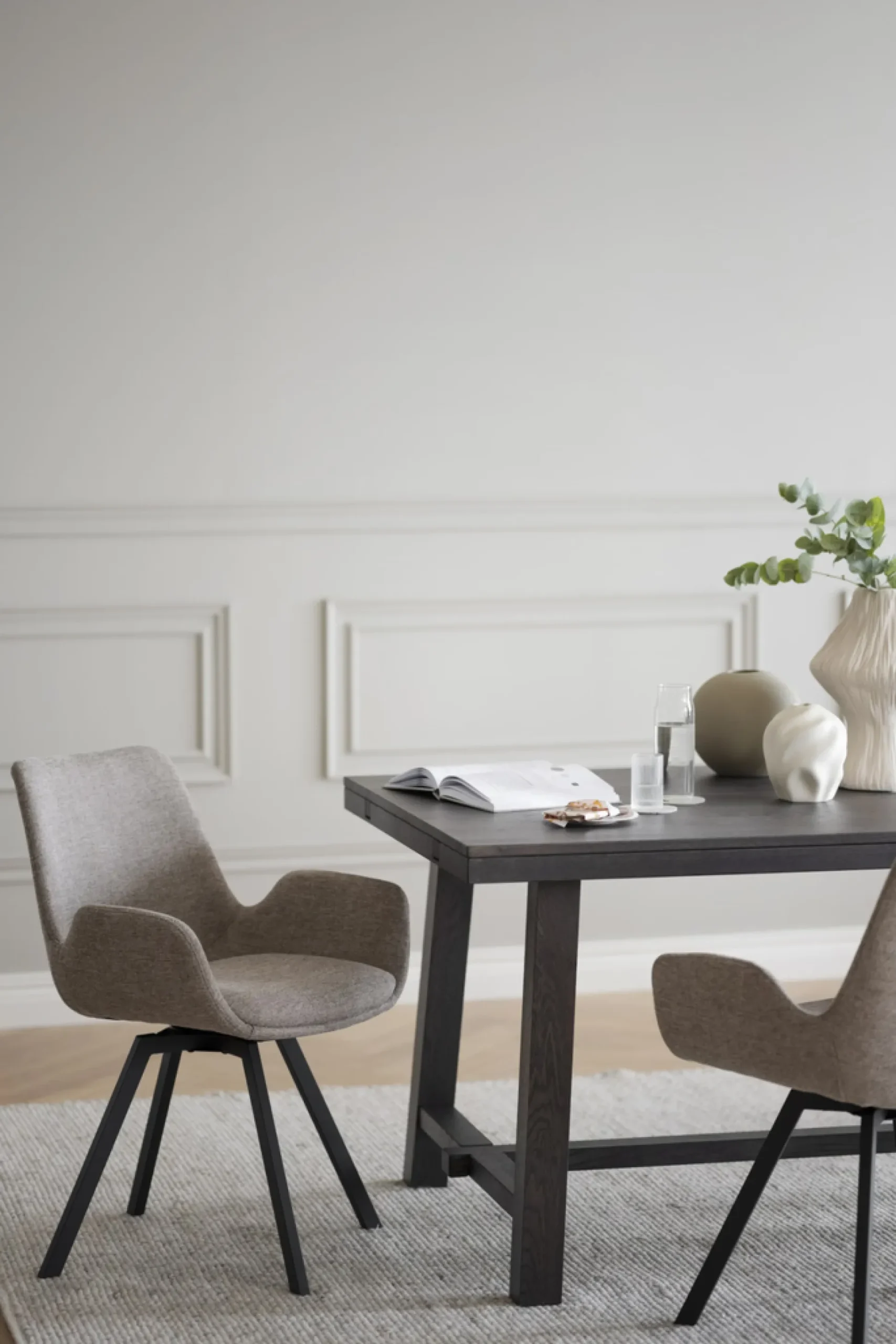 Norwell (ruokatuoli käsinojilla beige kangas/musta metalli pyörivä)