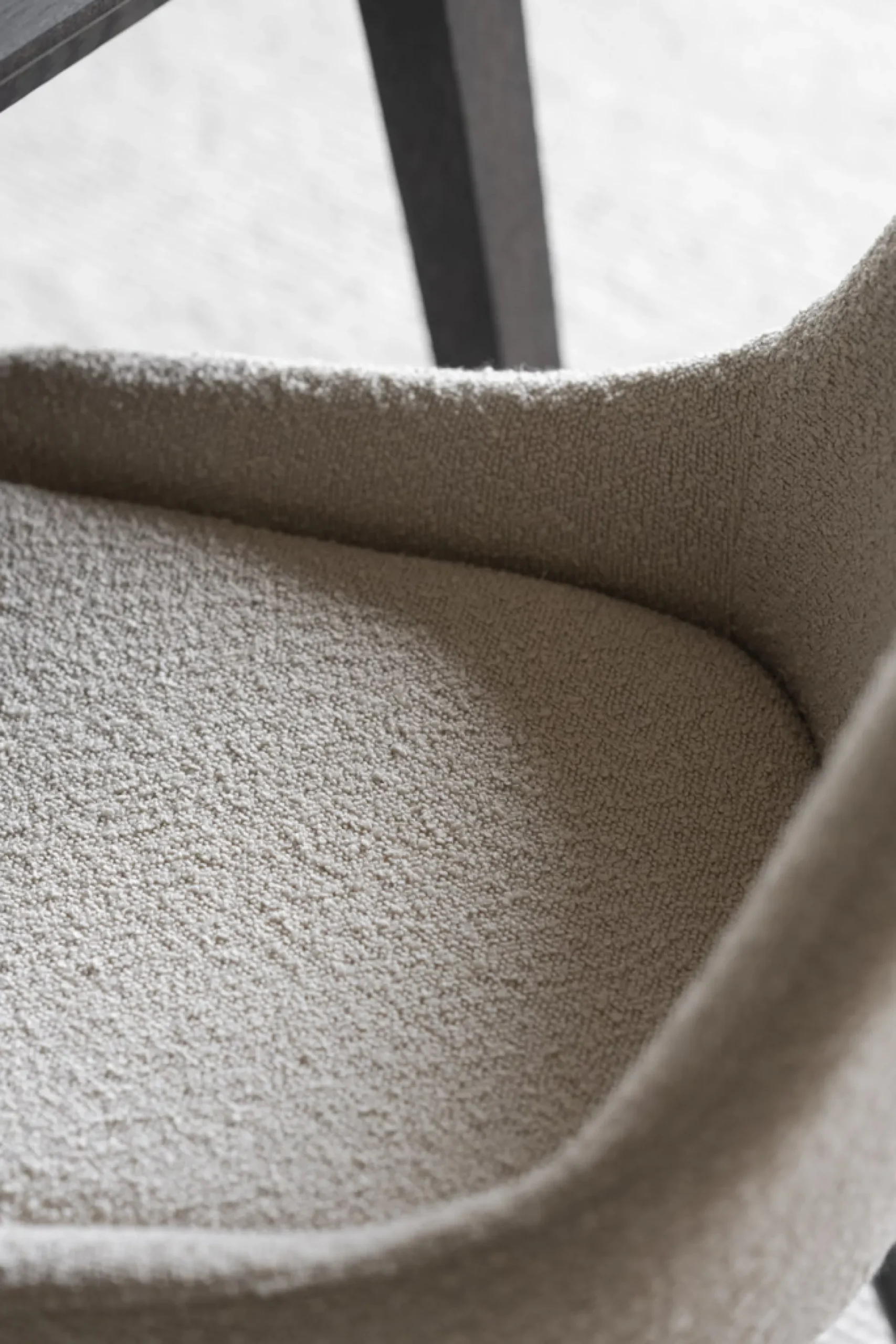 Sierra (ruokatuoli beige boucle kangas/musta metalli jalat)