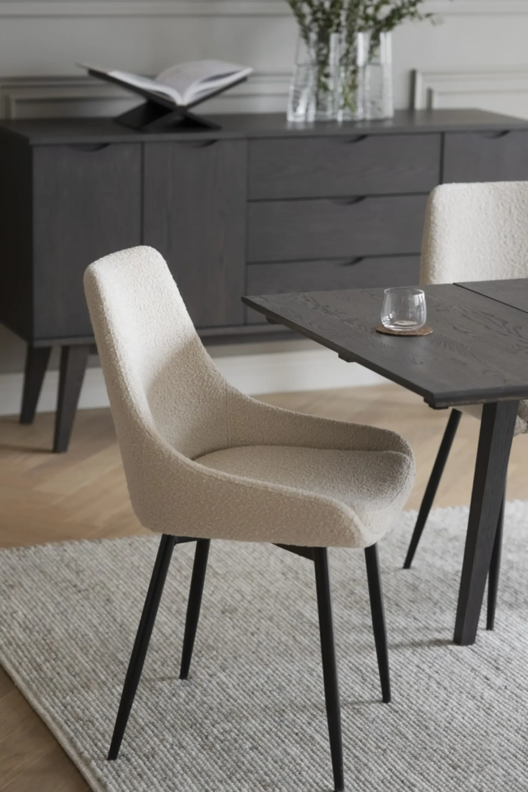 Sierra (ruokatuoli beige boucle kangas/musta metalli jalat)