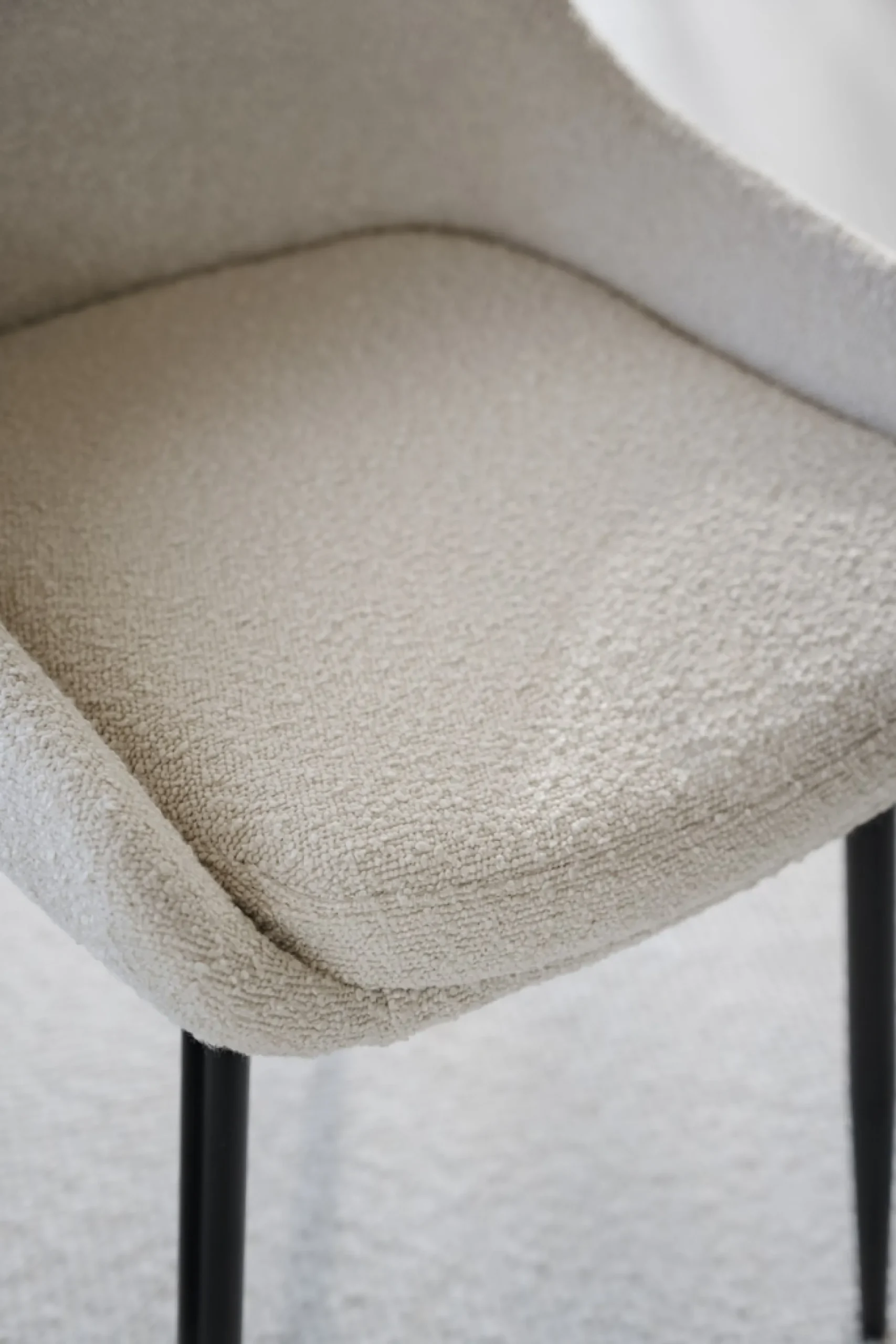 Sierra (ruokatuoli beige boucle kangas/musta metalli jalat)