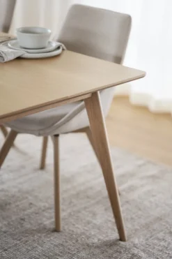 Yumi (ruokapöytä 190x90 lakattu tammi)